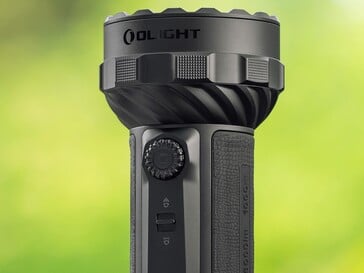 A Olight Marauder 3 é controlada por um botão giratório e um seletor de modo de iluminação.
