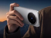 O X500 Pro Max possui um sensor teleobjetiva de 200 MP. Na foto: uma imagem promocional mostrando a parte traseira do celular.