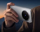 O X500 Pro Max possui um sensor teleobjetiva de 200 MP. Na foto: uma imagem promocional mostrando a parte traseira do celular.