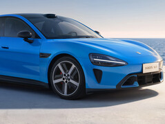 Xiaomi SU7 (2026) na nova cor Capri Blue: o sedã esportivo elétrico está recebendo mais do que apenas um pequeno facelift. (Fonte da imagem: Xiaomi)