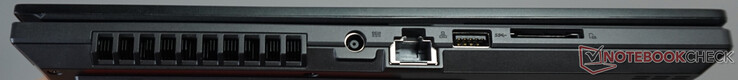 Portas à esquerda: conexão de energia, porta LAN (1 Gbit/s), USB-A (5 Gbit/s), leitor de cartão SD