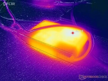 O adaptador de corrente alternada atinge 50 °C ao operar com cargas exigentes