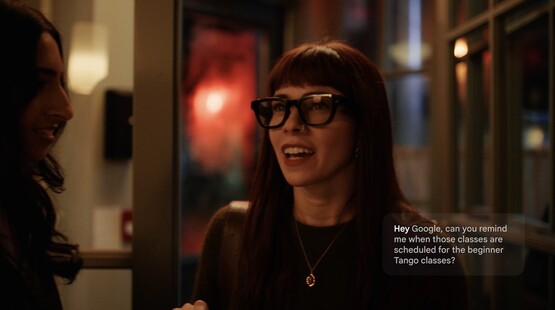 O primeiro par de óculos inteligentes do Google utilizará microfones, câmeras e alto-falantes para ficar sem tela. (Fonte da imagem: Google)