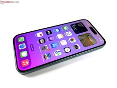 É provável que a parte frontal do futuro Apple iPhone 17 permaneça igual à do iPhone 16 da foto acima. (Fonte da imagem: Own)