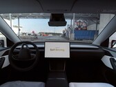 Um Tesla dirigindo de forma autônoma até o estacionamento da Giga Berlin (Fonte da imagem: Tesla on X)