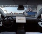 Um Tesla dirigindo de forma autônoma até o estacionamento da Giga Berlin (Fonte da imagem: Tesla on X)