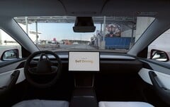 Um Tesla dirigindo de forma autônoma até o estacionamento da Giga Berlin (Fonte da imagem: Tesla on X)