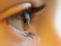 As lentes de contato gelatinosas possibilitam a visão direta no infravermelho próximo. Na foto: Um olho humano - imagem de estoque. (Fonte da imagem: Adrian Gordon, Unsplash)