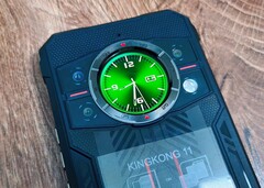 Os LEDs infravermelhos, que fornecem a iluminação necessária para fotos noturnas, estão ocultos dentro do módulo de flash LED à direita.