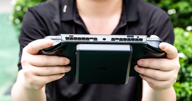 O GPD Win 5 com sua bateria externa acoplada. (Fonte da imagem: GPD)