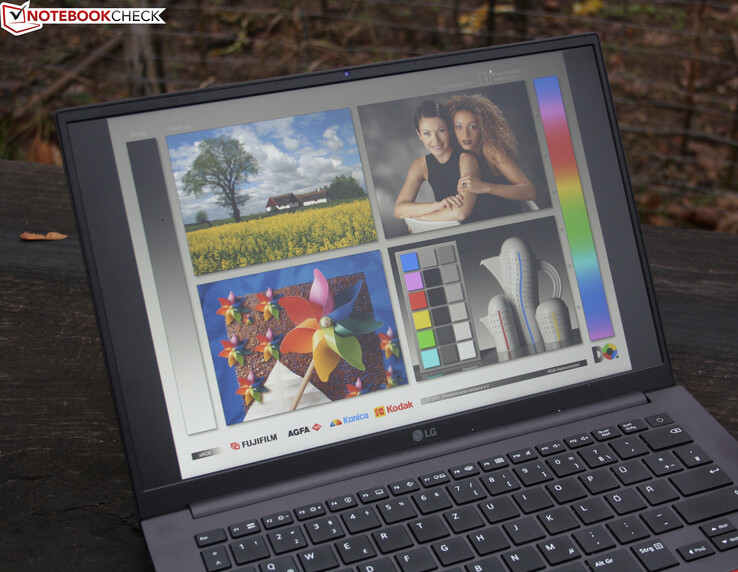 LG Ultra PC 14 em um dia nublado. É adequado para uso ao ar livre graças à tela brilhante não-reflexiva.