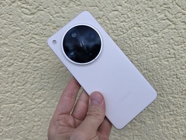 Oppo Find X8 Ultra em análise. (Fonte da imagem: Marcus Herbrich/Notebookcheck)