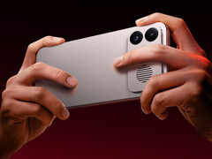 Seria difícil não bloquear as aberturas da ventoinha de resfriamento ao segurar o Redmi K90 Max (foto)