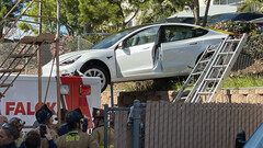 Um percalço de pedal enviou este Tesla em cima de uma ambulância (imagem: SDFD)