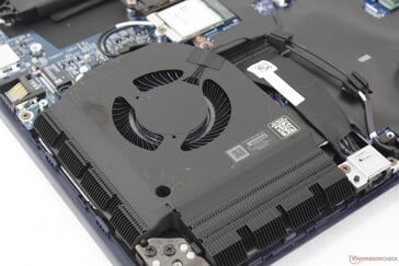 a solução de resfriamento "Cryo-tech" consiste em duas ventoinhas de ~50 mm e dois tubos de calor de cobre entre elas