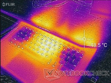 Ar frio entra através das teclas do teclado e sai pela parte de trás