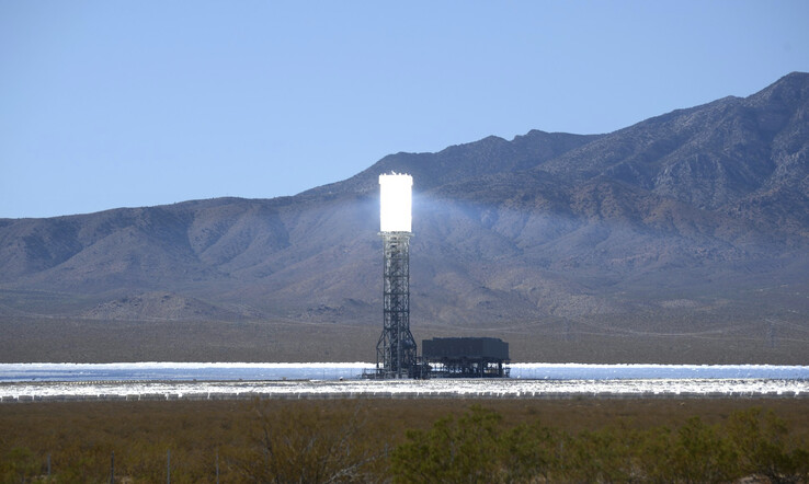 A usina de energia solar Ivanpah, no deserto de Mojave, perto da fronteira entre a Califórnia e Nevada (foto), com hectares de heliostatos. (Fonte da imagem: Laura Ockel no Unsplash)
