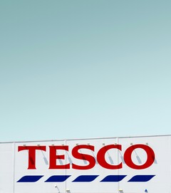 Sinalização externa da Tesco fotografada em um céu claro (Fonte da imagem: Simone Hutsch via Unsplash)