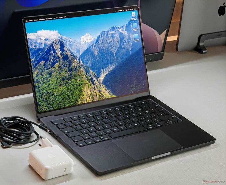 Apple MacBook Pro com chip M5 em uma mesa ao lado do carregador e do cabo. (Fonte da imagem: Notebookcheck)