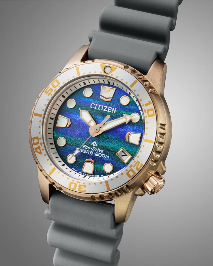 O bezel unidirecional apresenta marcações claras dos minutos e um pip luminoso às 12 horas.