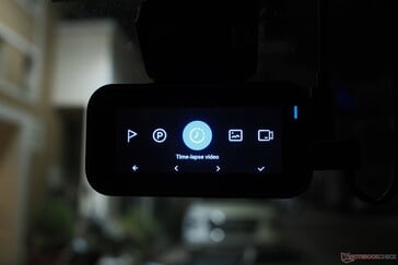 É possível acessar diversas funções diretamente no visor da câmera de bordo...