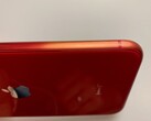 O iPhone vermelho SE 2 (PRODUTO) desbotado pertencente à esposa de Ben Geskin. (Imagem: @BenGeskin)