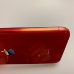 O iPhone vermelho SE 2 (PRODUTO) desbotado pertencente à esposa de Ben Geskin. (Imagem: @BenGeskin)