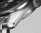 Vista lateral do Grand Seiko SBGA531, mostrando sua caixa de aço inoxidável de 40 mm, a coroa e as superfícies polidas e escovadas.