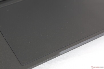 O Clickpad é um bom tamanho para uma tela de 13,3 polegadas, mas espere que as impressões digitais se acumulem rapidamente