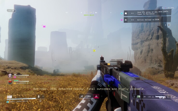 A neblina cobre um trecho rochoso do Perímetro enquanto o HUD de Marathon rastreia os objetivos das facções e as ameaças UESC próximas durante uma corrida ao vivo.
