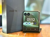 A tela externa é a mesma do Razr Ultra 2026; em outros aspectos, o Razr Plus 2026 economiza em alguns recursos para manter o preço mais baixo.