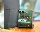 A tela externa é a mesma do Razr Ultra 2026; em outros aspectos, o Razr Plus 2026 economiza em alguns recursos para manter o preço mais baixo.