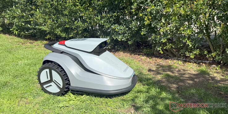 Cortador de grama robótico TerraMow V1000 em ação