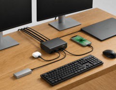 Dock Belkin 12 em 1 conectado a um laptop, dois monitores e outros periféricos em uma configuração de desktop