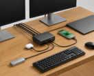 Dock Belkin 12 em 1 conectado a um laptop, dois monitores e outros periféricos em uma configuração de desktop