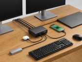 Dock Belkin 12 em 1 conectado a um laptop, dois monitores e outros periféricos em uma configuração de desktop