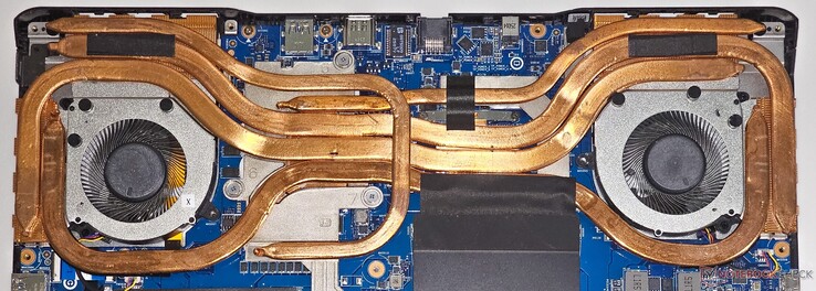 O Crosshair 16 HX AI possui um sistema de resfriamento de ventilador duplo com cinco heatpipes