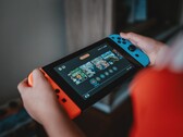 A família Nintendo Switch finalmente suporta áudio Bluetooth. (Fonte da imagem: Álvaro Reyes)