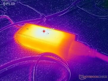 O adaptador de CA atinge mais de 48 °C ao operar com cargas exigentes