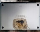 Este Apple MacBook Pro 15 laptop pegou fogo inesperadamente enquanto o proprietário estava dormindo. (Fonte da imagem: u/ Espremido/Unsplash - editado)