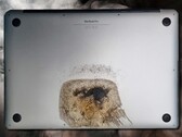 Este Apple MacBook Pro 15 laptop pegou fogo inesperadamente enquanto o proprietário estava dormindo. (Fonte da imagem: u/ Espremido/Unsplash - editado)