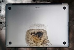 Este Apple MacBook Pro 15 laptop pegou fogo inesperadamente enquanto o proprietário estava dormindo. (Fonte da imagem: u/ Espremido/Unsplash - editado)