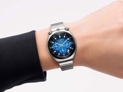 Um Citizen Tsuno Chronograph com mostrador azul em degradê e pulseira de aço inoxidável, usado no pulso contra um fundo branco.
