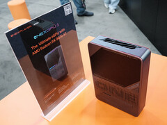 A OneXGPU 3 apresenta a GPU Radeon 9070 XT para desktop. Na foto: uma unidade de demonstração da eGPU. (Fonte da imagem: OneXPlayer)