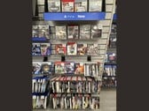 Uma seção da GameStop repleta de jogos físicos para PS3