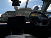 O tanque Sherman passando por cima de um Tesla Model 3. (Fonte da imagem: LBD/YT)