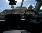 O tanque Sherman passando por cima de um Tesla Model 3. (Fonte da imagem: LBD/YT)