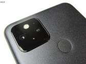 Aparentemente, os espaços entre a tela e o chassi do Pixel 5 são uma "parte normal" do design do smartphone. (Fonte de imagem: Notebookcheck)