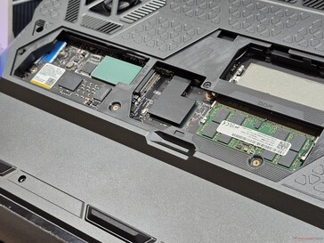 Acesso direto aos slots de RAM e SSD