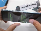 O YouTuber dobrou e quebrou a estrutura do OnePlus Nord com suas próprias mãos (Fonte de imagem: JerryRigEverything)